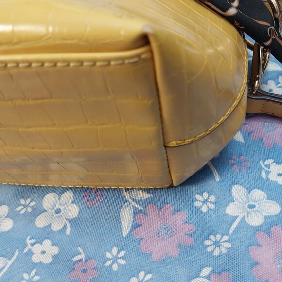 3122 Medium Ann Klein Cross Body Shoulder Bag In Gold and Black - Picture 12 of 13